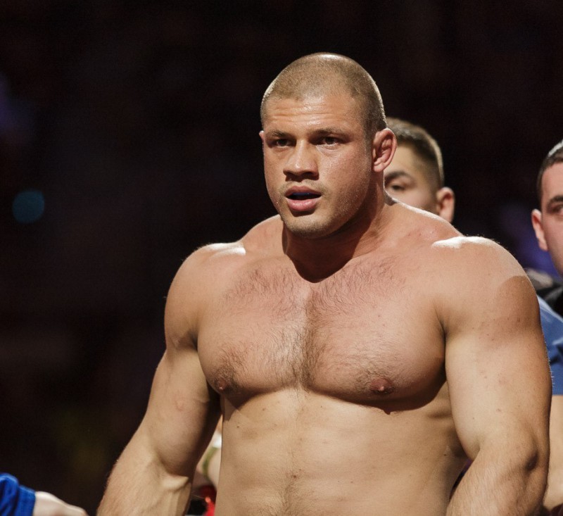 Иван Штырков подписал контракт с UFC